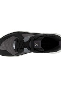 Czarne i szare buty sportowe z teksturowanym wierzchem, panelami z siateczki oraz grubą białą podeszwą. Zawierają czarne sznurowadła i metaliczne akcenty.