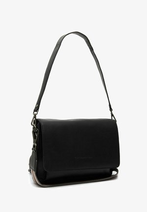 Sac à épaule en cuir noir avec une fermeture à rabat, une sangle ajustable et une finition lisse. Il présente des quincailleries en métal argenté et des détails de couture sur les côtés.