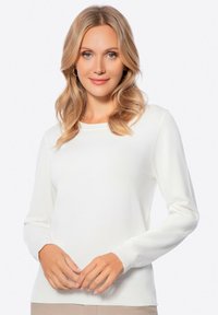 Maglione bianco a maniche lunghe con collo rotondo, realizzato in un morbido tessuto a maglia; presenta polsini e orlo a coste, mostrando una texture liscia.