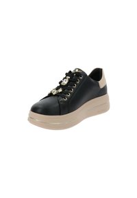 Sneaker en cuir noir avec une semelle beige. Présente des accents de bijoux décoratifs sur les lacets et un tirant au talon beige. Design à bout arrondi.
