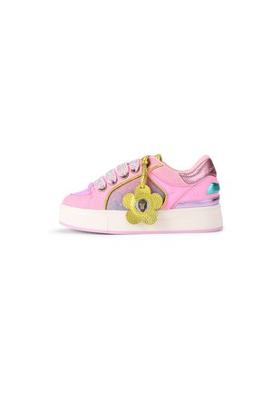 Roze platformsneaker met gouden bloemhanger, fonkelende veters en paarse en teal accenten op witte achtergrond.