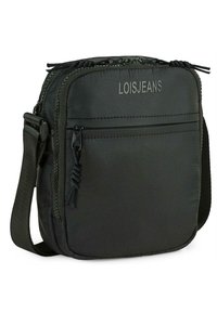 Bolso negro de nylon cruzado con un bolsillo frontal con cremallera, detalle de logo, correa ajustable y tejido texturizado. Diseño compacto y funcional.