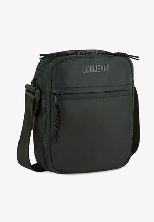 Bolso negro de nylon cruzado con un bolsillo frontal con cremallera, detalle de logo, correa ajustable y tejido texturizado. Diseño compacto y funcional.