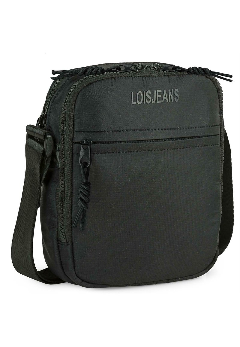 Bolso negro de nylon cruzado con un bolsillo frontal con cremallera, detalle de logo, correa ajustable y tejido texturizado. Diseño compacto y funcional.