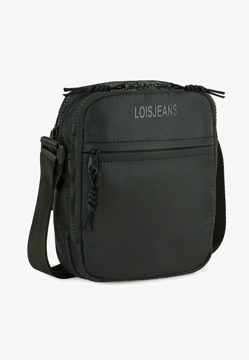 Bolso negro de nylon cruzado con un bolsillo frontal con cremallera, detalle de logo, correa ajustable y tejido texturizado. Diseño compacto y funcional.