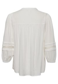 Blusa bianca con vestibilità morbida, caratterizzata da maniche a sbuffo, dettagli in pizzo sui polsini e un sottile motivo testurizzato sulla schiena.