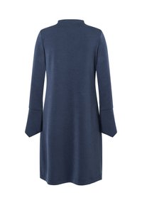 Robe longue bleu marine à manches longues avec un col montant et de larges poignets, fabriquée dans un tissu doux et texturé avec une coupe décontractée.