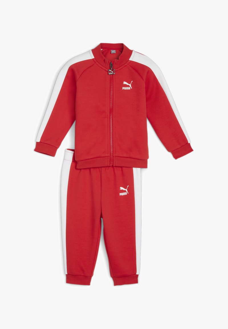 Roter Trainingsanzug aus weichem Stoff, bestehend aus einer Zip-Jacke mit weißen Schulterstreifen und dazu passenden Hosen mit elastischem Bund.