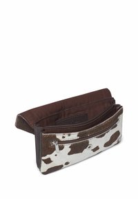 Crossbody taška z hovězí kůže s hnědou látkovou podšívkou, s bílým a hnědým skvrnitým vzorem, zipem a patentním uzávěrem.