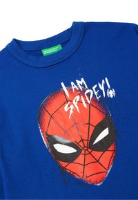Modré bavlněné tričko s grafikou červené masky Spider-Mana a černou pavoučí sítí, s textem "JSEM SPIDEY!" v bílé barvě.