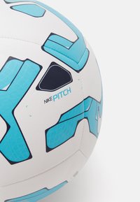 Pallone da calcio Nike Pitch con una base bianca e modelli geometrici blu e accenti scuri, realizzato in materiale sintetico con superficie testurizzata.