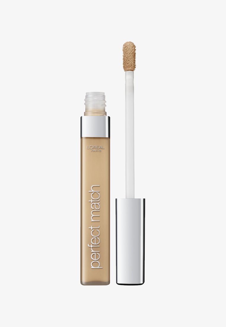 Il correttore Perfect Match di L'Oréal Paris in un tubo trasparente con un cappuccio argento. Include un applicatore bianco. Colore beige chiaro.