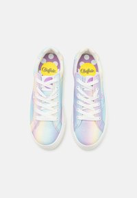 Para pastelowych, tęczowych trampek Buffalo z białymi sznurowadłami i fioletowymi wkładkami w kropki na białym tle.