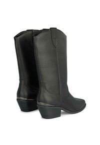 Czarne skórzane kowbojki z wydłużonym noskiem, średniej wysokości cholewką i szerokim obcasem. Posiada minimalistyczne przeszycia i subtelny połysk.
