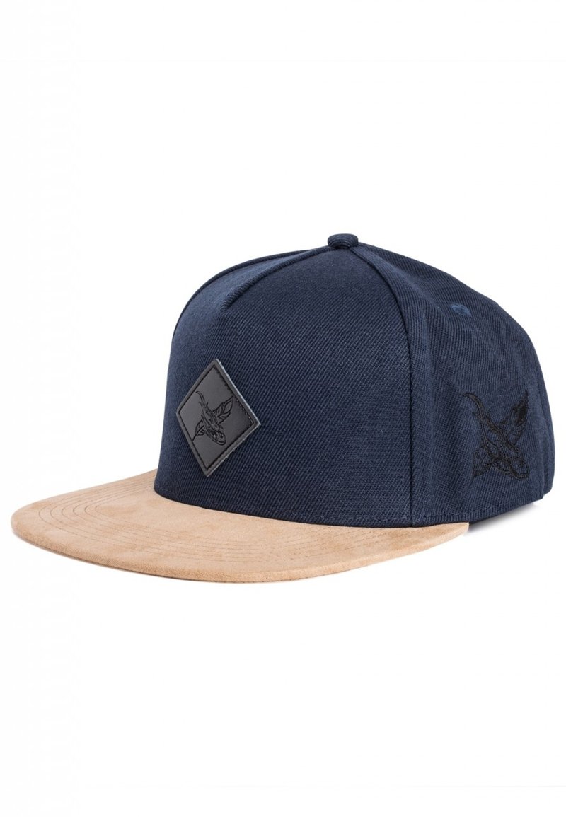Marineblaue Kappe aus Stoff mit einem flachen hellbeigen Schirm. Mit einem schwarzen Diamant-Patch und gesticktem Design an der Seite.