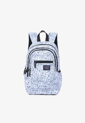 Weißer Rucksack mit blauem abstraktem Zweigmuster, schwarzen Reißverschlüssen, gepolsterten Trägern sowie Front- und Seitentaschen.