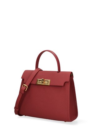 Sac à main en cuir rouge texturé avec poignée supérieure, bandoulière réglable et fermoir pivotant rectangulaire doré.