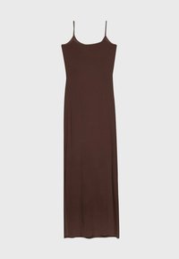 Brązowa maks dress bez rękawów z cienkimi ramionkami spaghetti i prostym dekoltem, wyeksponowana na jasnym, jednolitym tle.