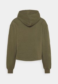 Sudadera corta de color verde oliva con capucha ajustable, mangas largas, puños acanalados y una tela suave y texturizada.