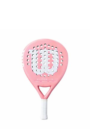 Pala de pádel Wilson Blade LS rosa con empuñadura blanca y superficie grande perforada con logo blanco de Wilson.