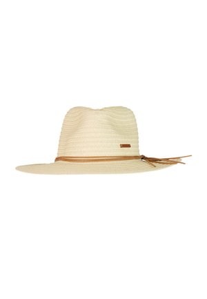 Beige strooien hoed met brede rand en een bruine leren band die in een strik rond de kroon is vastgemaakt.