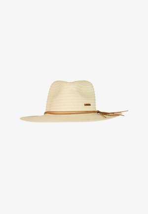 Beige strooien hoed met brede rand en een bruine leren band die in een strik rond de kroon is vastgemaakt.