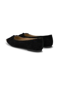 Ballerine in suede nere con punta tonda, dotate di un dettaglio a fiocco sulla parte anteriore e un tacco basso e solido sul retro. Rivestimento interno lisci.