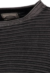 Tessuto a righe nero e grigio con una texture morbida. Presenta un collo rotondo e un'etichetta tessuta all'interno del colletto.