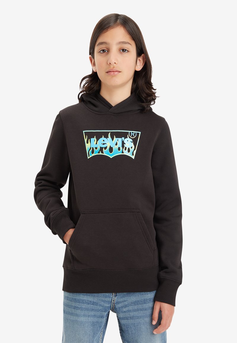 Svart huvtröja med ficka fram, blå och flamgrafik med "Levi's"-logotyp. Mjuk, texturerad tyg med ribbade muddarn.