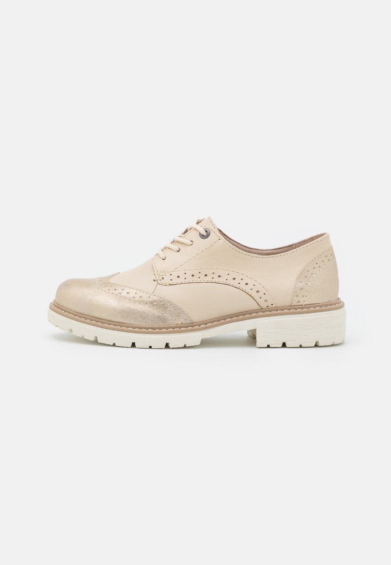 Chaussure Oxford en cuir beige avec embout métallique, détails perforés, fermeture à lacets et semelle épaisse en caoutchouc blanc.