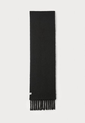 Schwarzer Schal aus weichem Material, mit einer glatten Textur und Fransen an den Enden. Ein Etikett ist auf einer Seite sichtbar.
