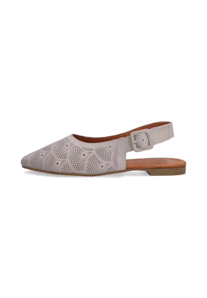 Sandały typu slingback z jasnoszarej skóry z wycięcia, spiczastym noskiem i małą klamrą na regulowanej pasku wokół pięty. Płaska podeszwa.