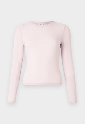 Ανοιχτό ροζ πουκάμισο με μακριά μανίκια και στρογγυλή λαιμόκοψη, κατασκευασμένο από απαλό ύφασμα. Εφαρμοστό σχέδιο με ελάχιστες ραφές και χωρίς σχέδια ή μεταλλικά στοιχεία.