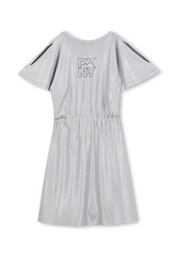 Robe argentée à manches courtes avec taille élastique, arborant le logo DKNY. Fabriquée en tissu luisant et texturé avec des accents noirs contrastants sur les épaules.