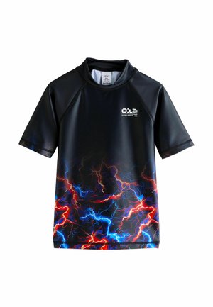 Krótki rash guard z gładkiego czarnego materiału z żywym wzorem błyskawic w kolorach czerwonym i niebieskim na dole oraz okrągłym dekoltem.