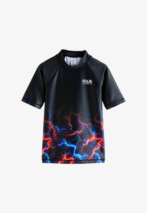 Krótki rash guard z gładkiego czarnego materiału z żywym wzorem błyskawic w kolorach czerwonym i niebieskim na dole oraz okrągłym dekoltem.