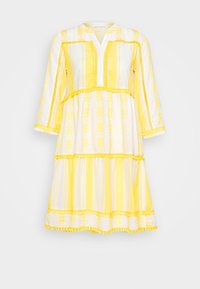 Vestido amarillo y blanco hasta la rodilla con mangas largas, escote en V, diseño a rayas y con patrones de árboles, y detalles de volantes en capas.