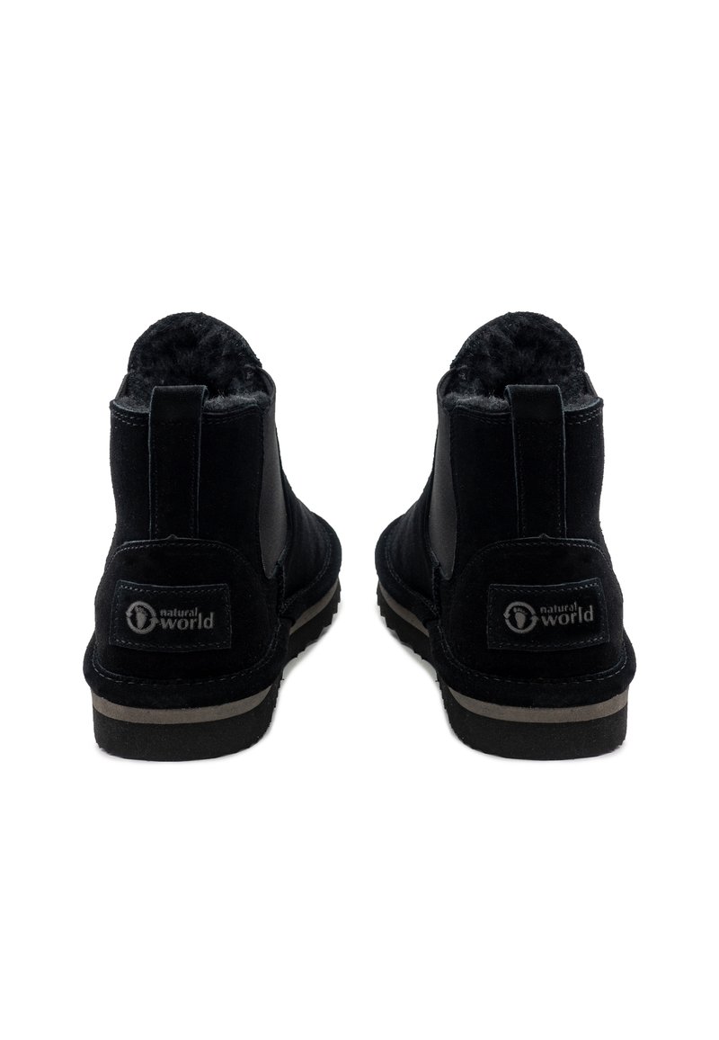 Stivaletti alla caviglia in suede nero con un morbido rivestimento interno, pannelli laterali elasticizzati e suola in gomma con un bordo beige a contrasto e marchio.