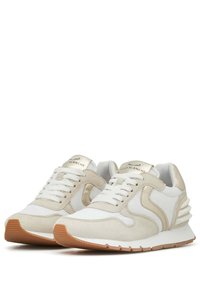 Weiße und beige Sneakers mit Akzenten aus Wildleder und Leder, runde Zehenpartie, Schnürverschluss, gepolsterter Kragen und strukturiere Gummisohle.