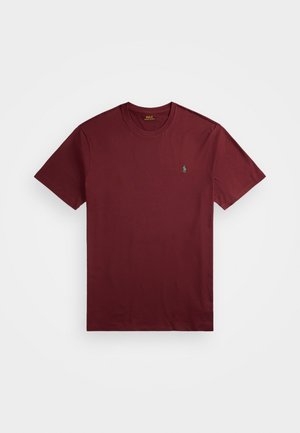 Burgundy bomulls-t-shirt med korta ärmar, rundad halsringning och en liten grön logotyp broderad på vänster bröst. Slät textur.