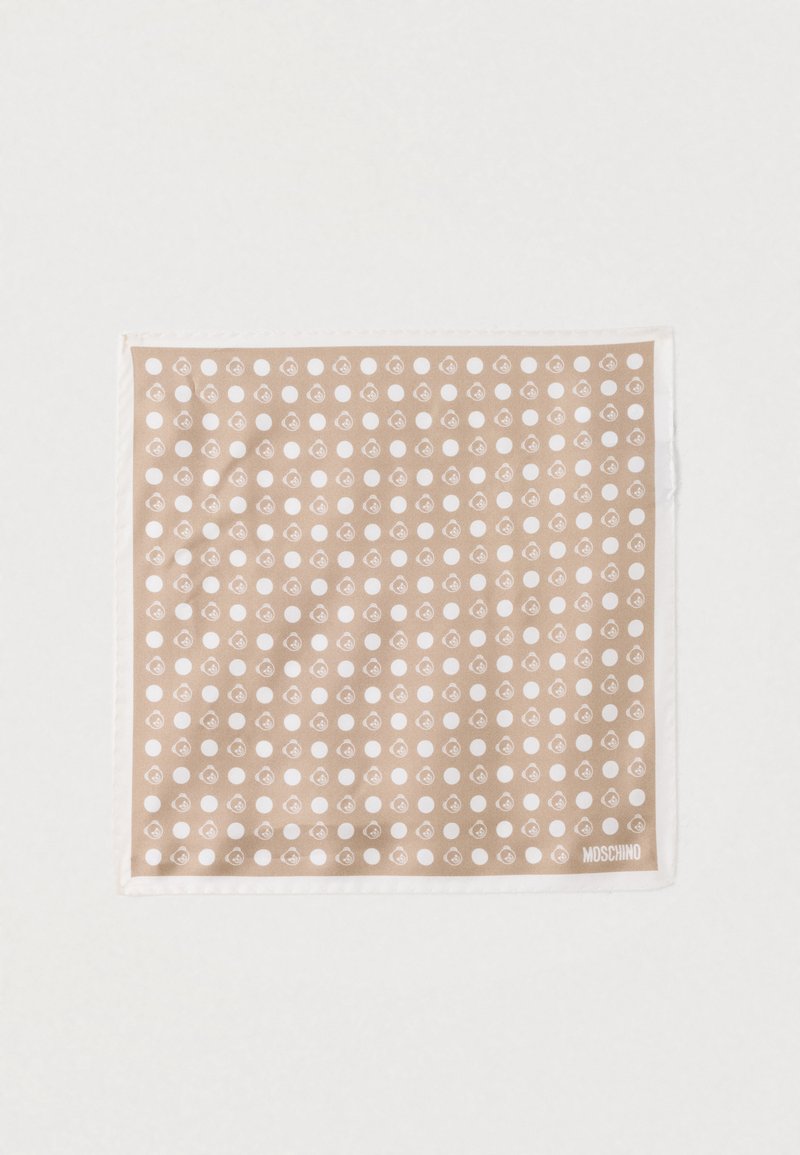 Beige silkkihuivi, jossa on toistuva valkoisten ympyröiden ja pienten logojen kuvio, viimeistelty valkoisella reunuksella ja kulmassa Moschinon etiketti.