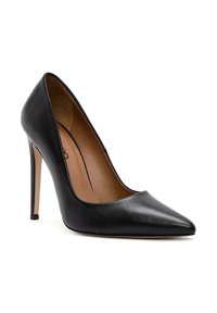 Zapato de tacón alto negro de cuero con punta afilada, que presenta una textura suave y un tacón esbelto. El interior es de color marrón claro.