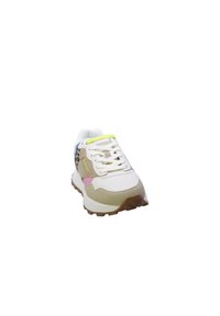 Sneaker bianco con tomaia testurizzata e accenti rosa, beige e blu. Suola in gomma con motivi di trazione e dettagli perforati sulla punta.