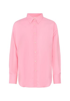 Chemise rose clair à manches longues avec col pointu et boutons semblables à des perles, présentée à plat sur fond blanc.