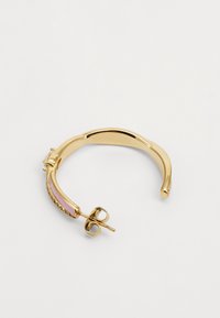 Orecchino a cerchio dorato con design curvato, caratterizzato da un accento rosa e piccole gemme trasparenti lungo un lato, texture liscia.