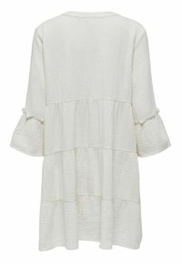 Witte gelaagde jurk gemaakt van lichte, gestructureerde stof met driekwart mouwen en gerafelde accenten op de mouwen. Achteraanzicht weergegeven.