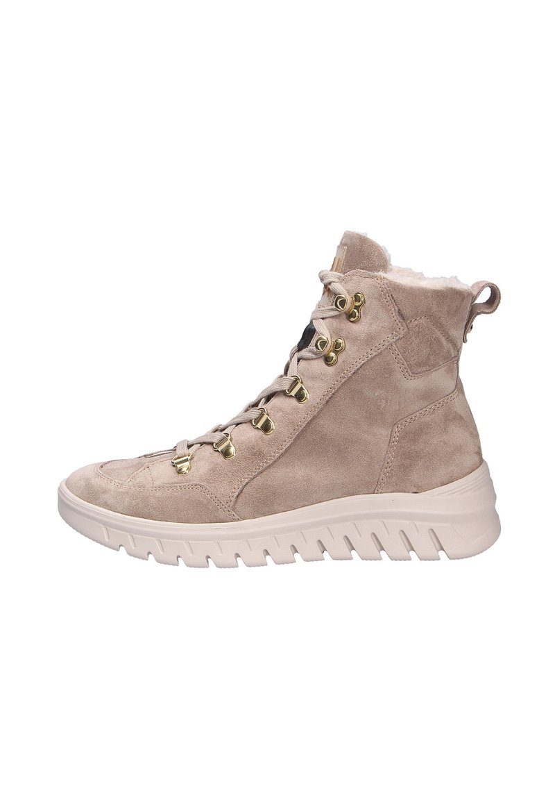 Bottines montantes en suède beige avec une finition texturée, quincaillerie dorée et une semelle blanche robuste. Elles disposent d'un système de laçage et d'un col en fourrure.
