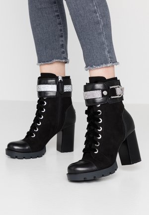 Enkellaarsjes met plateauzool - black