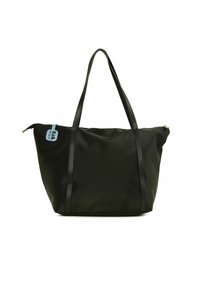 Fekete nylon tote táska hosszú bőrkarral, cipzárral záródik és kék címkével díszített. Tágas kialakítással és sima textúrával rendelkezik.