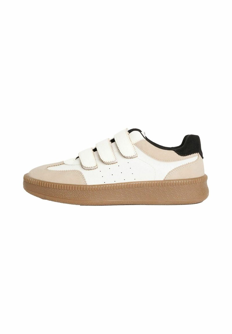 Beige en witte sneaker met klittenbandsluiting, voorzien van een gestructureerde lichtbruine zool, suède accenten en geperforeerde details.